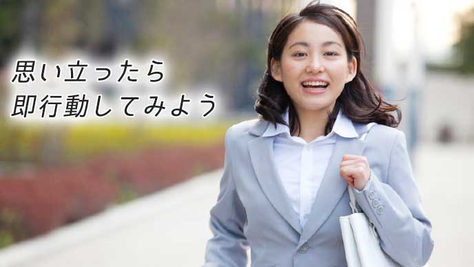 街を走る就活生の女性
