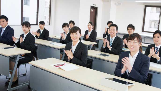セミナーを受講している就活生達
