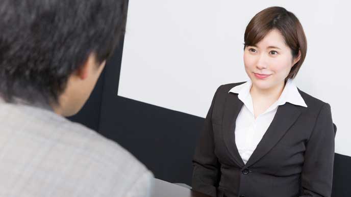 面接の練習をしている就活生の女性