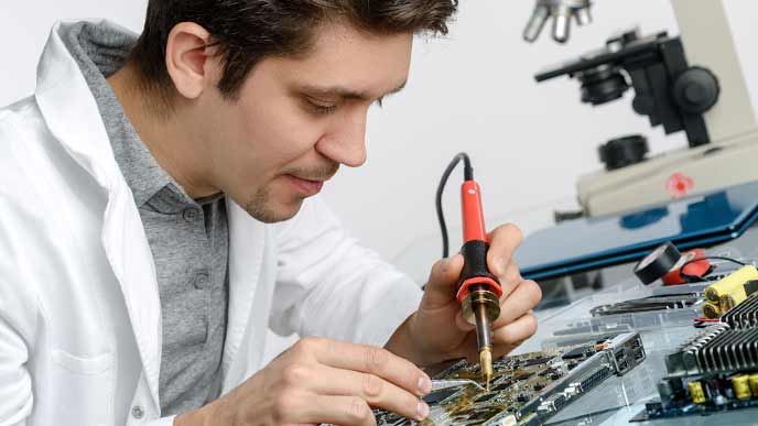 趣味で電子工作する男性
