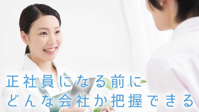 お客様から伝票を受け取る喫茶店勤務のパート