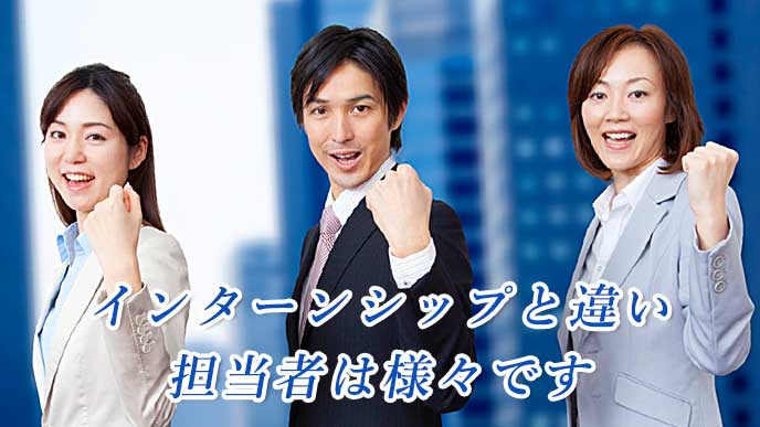 ガッツポーズを取る会社員達