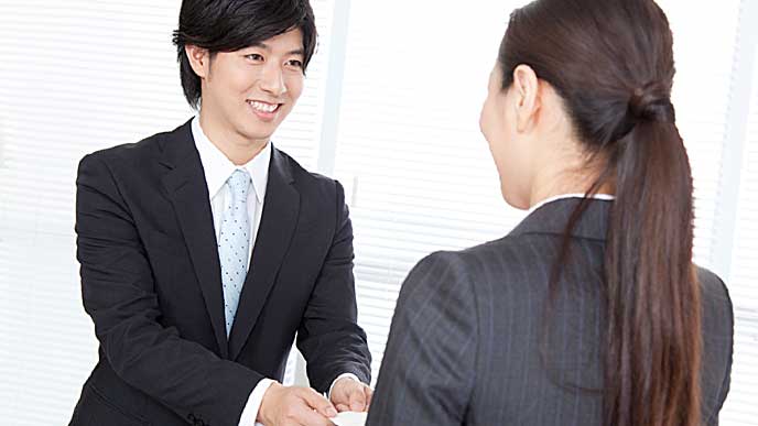 オフィスで名刺交換をするビジネスマン