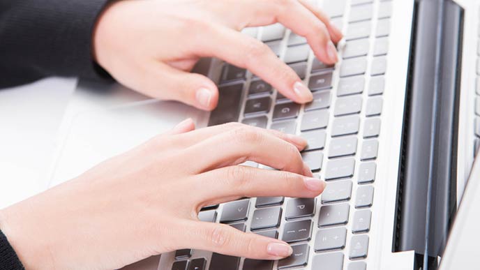 キーボード入力する女性