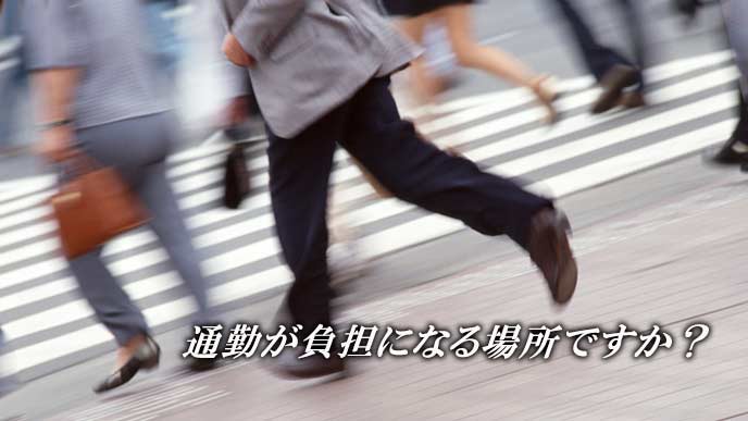横断歩道を駆ける通勤者