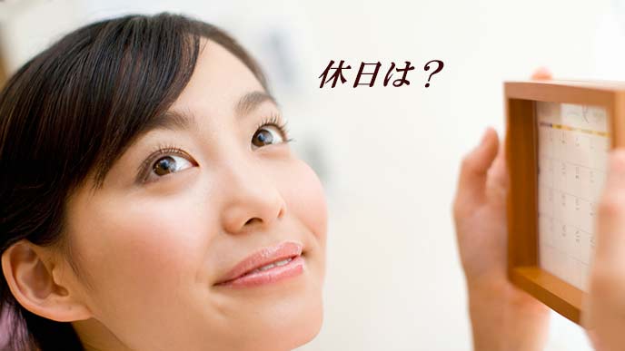 カレンダーを見て考える女性