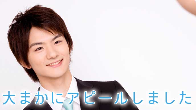 面接を受けている就活生の男性