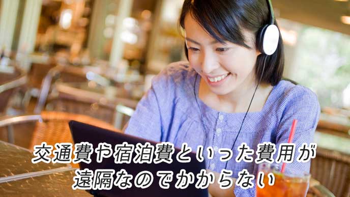 カフェでノートPCを使ってWebセミナーを受講している女性