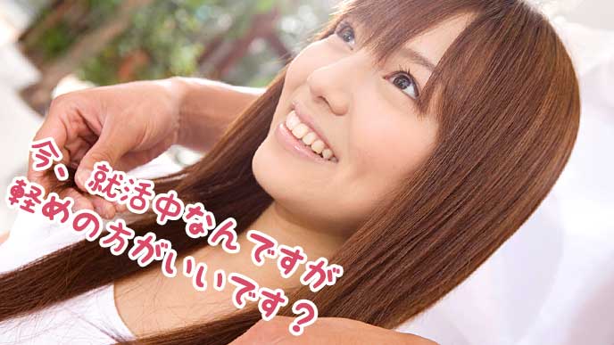 美容師にこれから髪をセットしてもらう女性