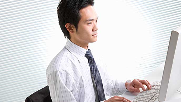 真面目な表情で仕事に取り組んでいるビジネスマン