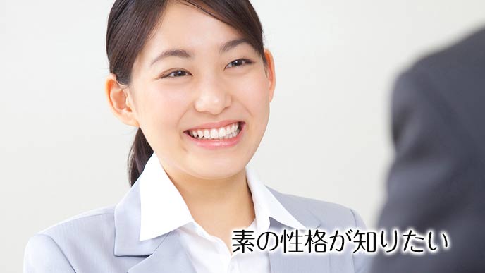 面接を受けながら笑顔で答える女性