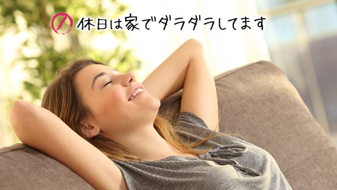ソファにもたれて目を閉じる女性
