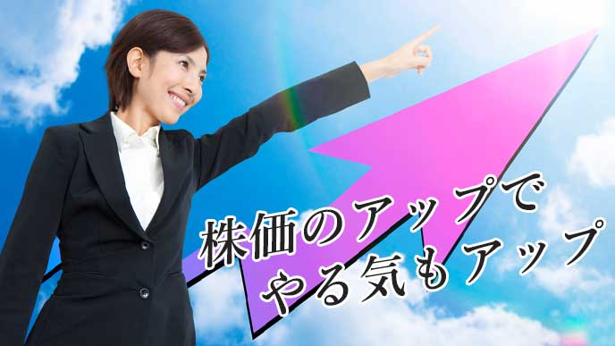 株価上昇の矢印と空を指さすキャリアウーマン