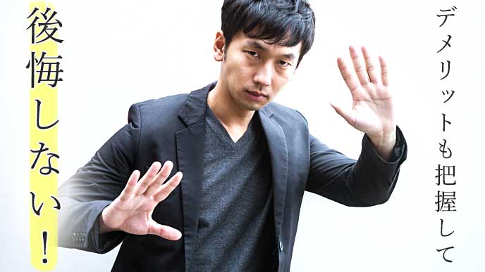 両手を開いて構えを取る男性