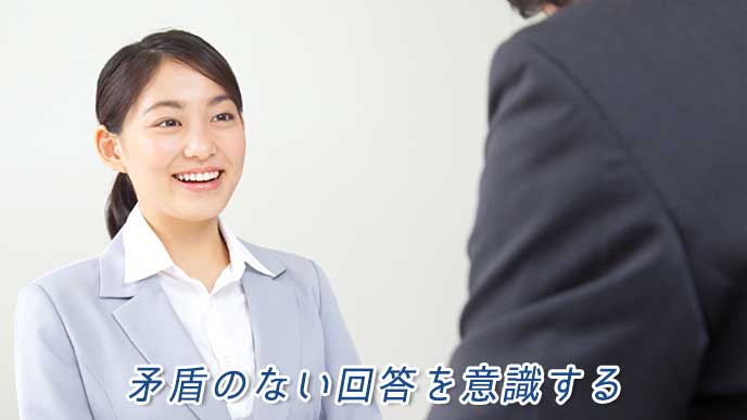 面接の質問に回答している女性