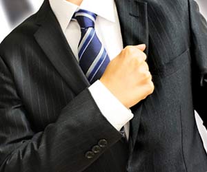 スーツ姿の男性