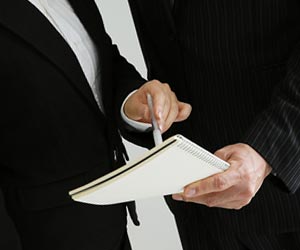 司会者に意見要約を見せる書記