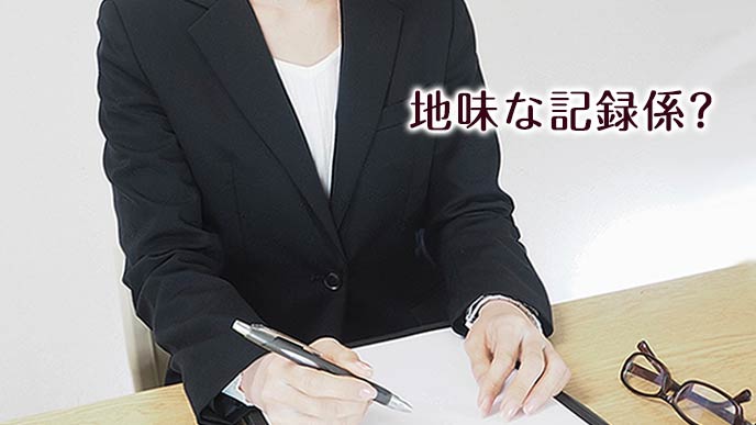 スーツの女性が書き物の準備をする