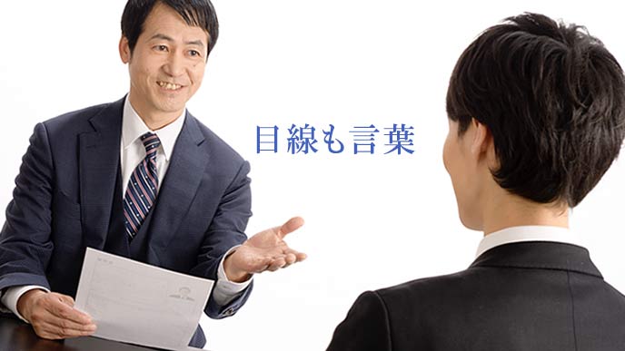 面接官と対話する学生