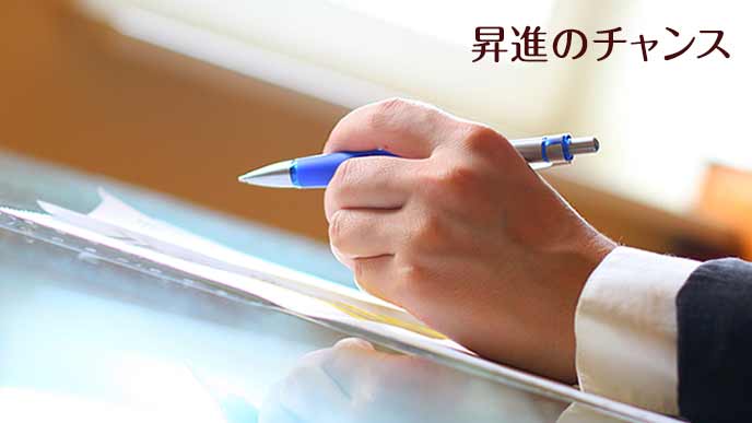 ビジョンレポートを書く社員