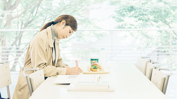 カフェで勉強する女性