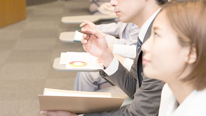 講習会に参加する社会人