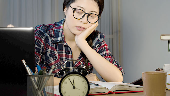 夜遅くまで勉強する女性