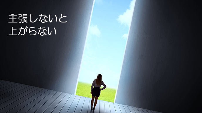 少し開いた扉から光がさして女性を照らす