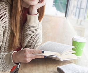 読書する女性