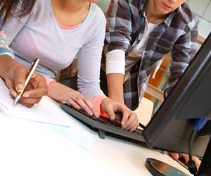 パソコンの操作を学ぶ就活学生