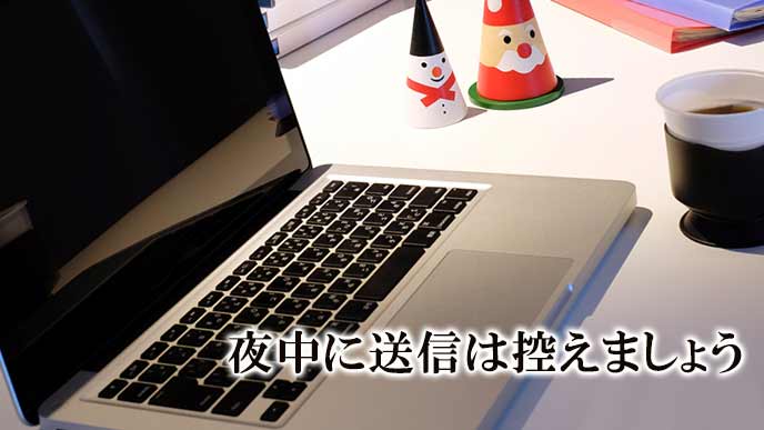 夜中に机の上で開かれたラップトップ