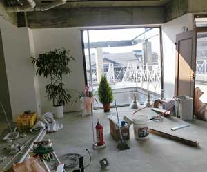 内装を施工中の店舗