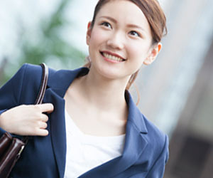 紺色のスーツで出勤する女性