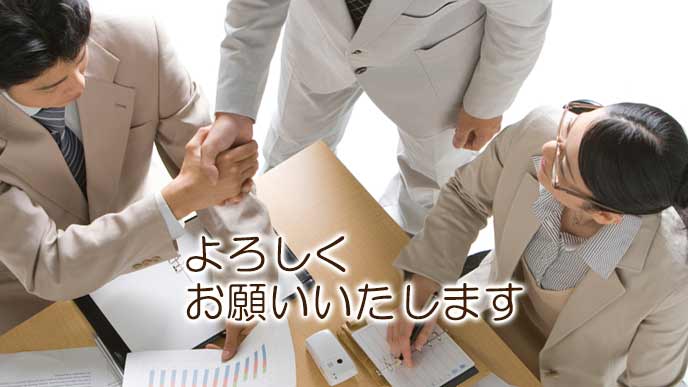 仲間に挨拶する男性社員