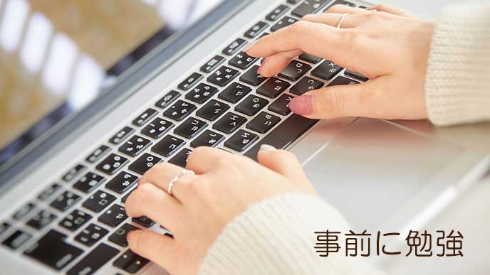 事前にパソコン操作の練習をする女性