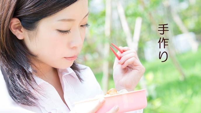 昼食に手作りのお弁当を食べるOL