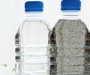 ペットボトルに砂を詰める