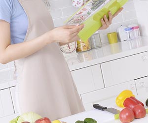 台所で料理する女性