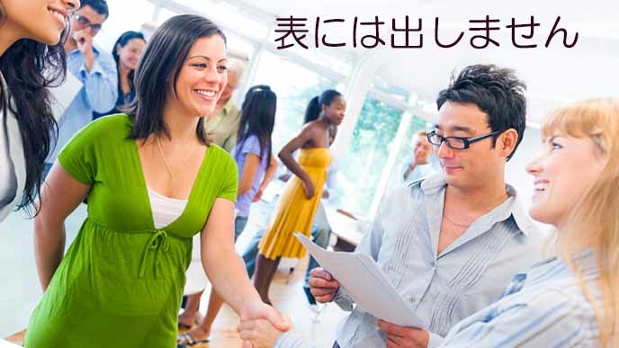 挨拶する女性同士が握手