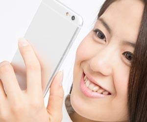 スマホで電話受信する女性