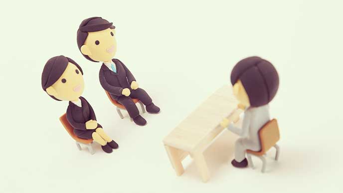 上司の前に揃って座ってるインターン生