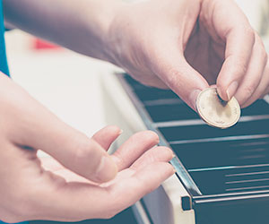 レジでお金を預かる人の手