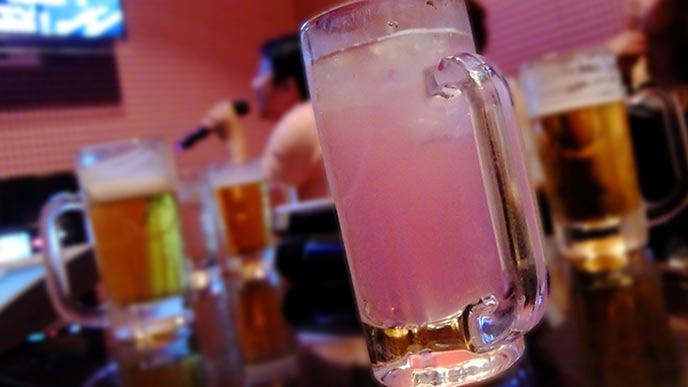 カラオケ店のテーブルの上に置かれたグラス