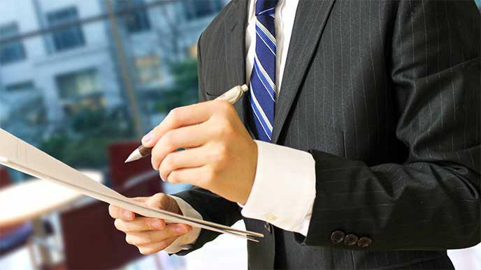 メモを取る男性社員