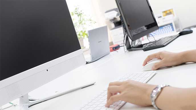 整頓されたデスクで仕事をしてる女性社員