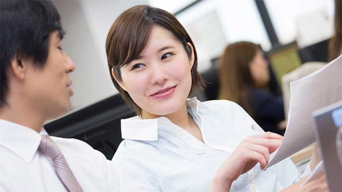上司に有給について相談してる女性社員