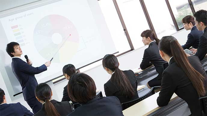 話し合いをしてる労働者たち