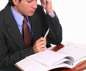 仕事を勉強するビジネスマン