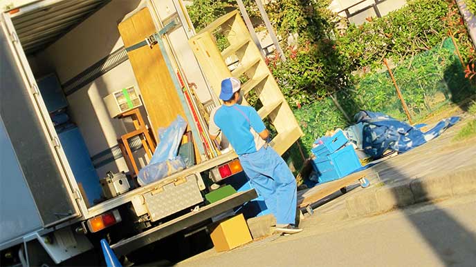 大きな荷物を運んでる引っ越し作業員