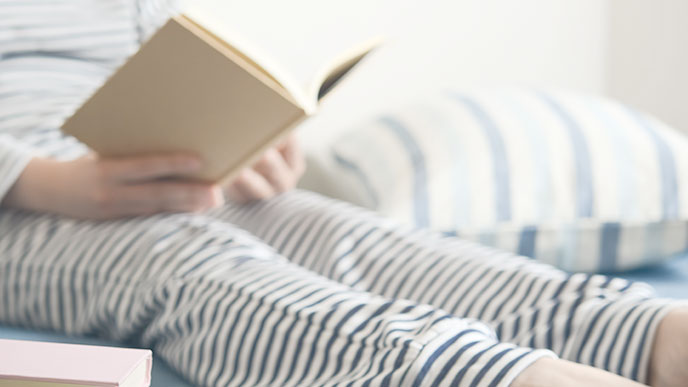 読書をしてる女性
